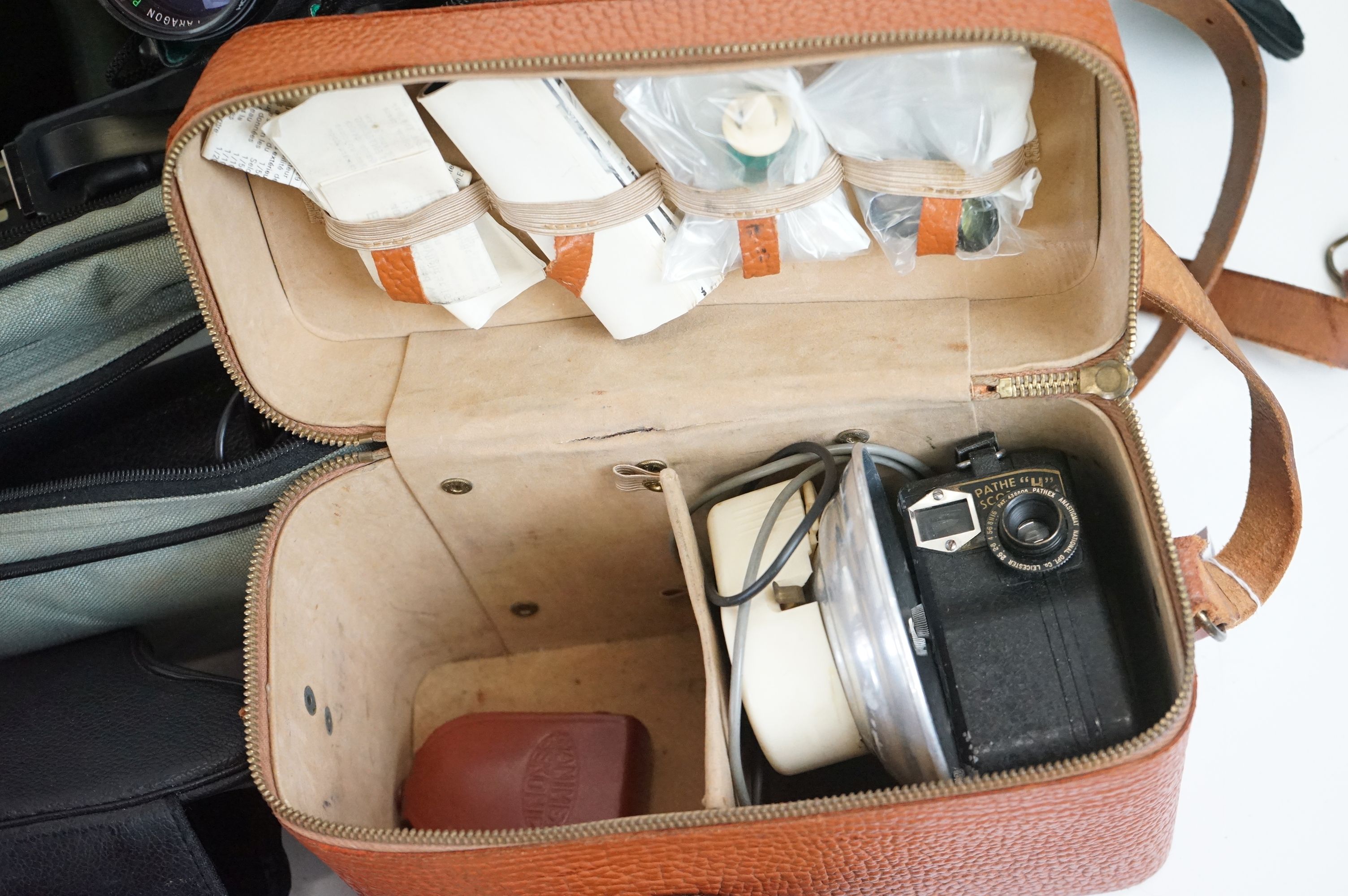 Group of 35mm SLR cameras, lenses and equipment etc, to include: a Pentax P30 and Yashica FX-2 - Image 7 of 11