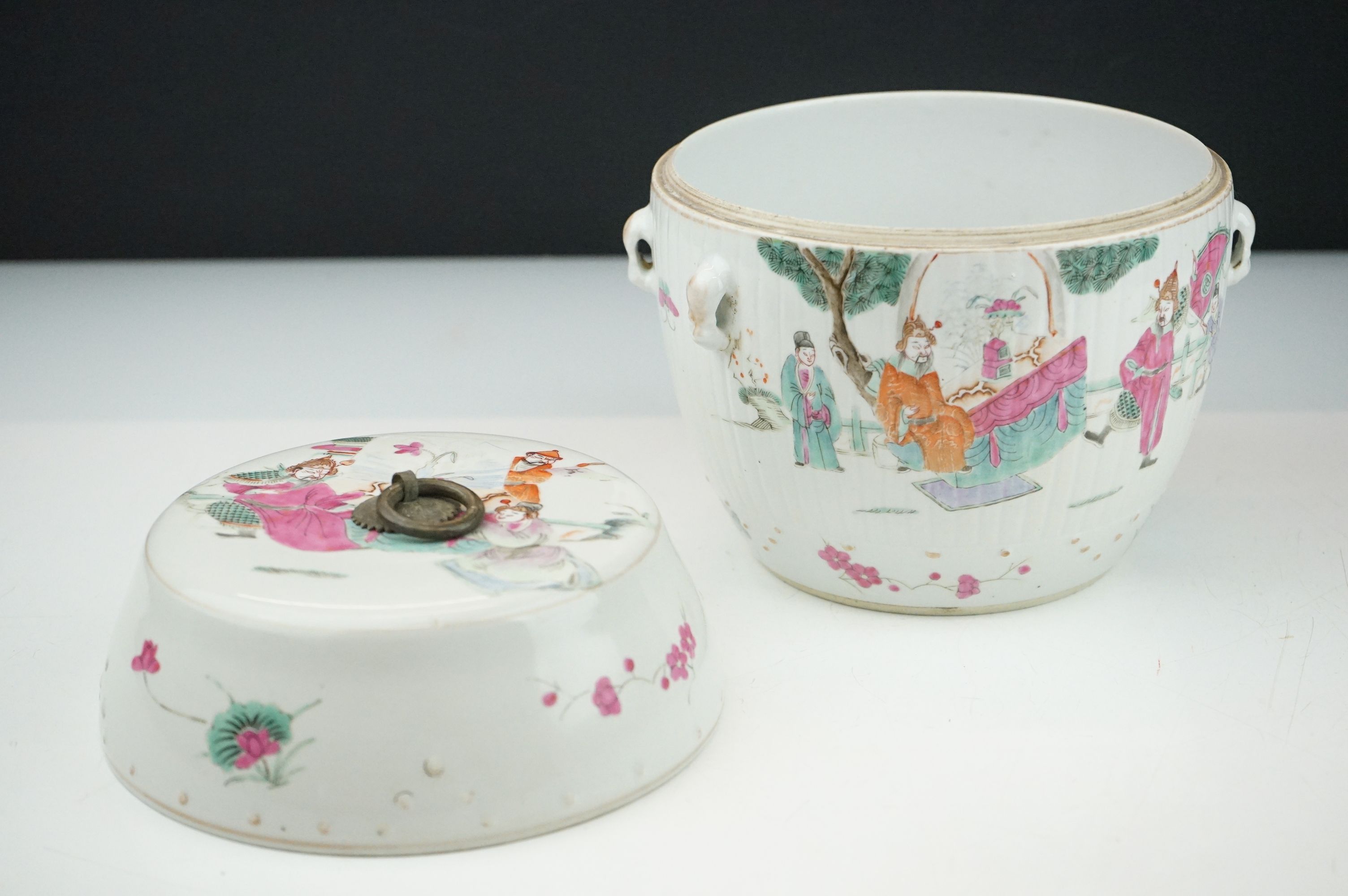 Four pieces of Chinese antique porcelain to include a famille rose tea pot depicting garden - Image 23 of 27