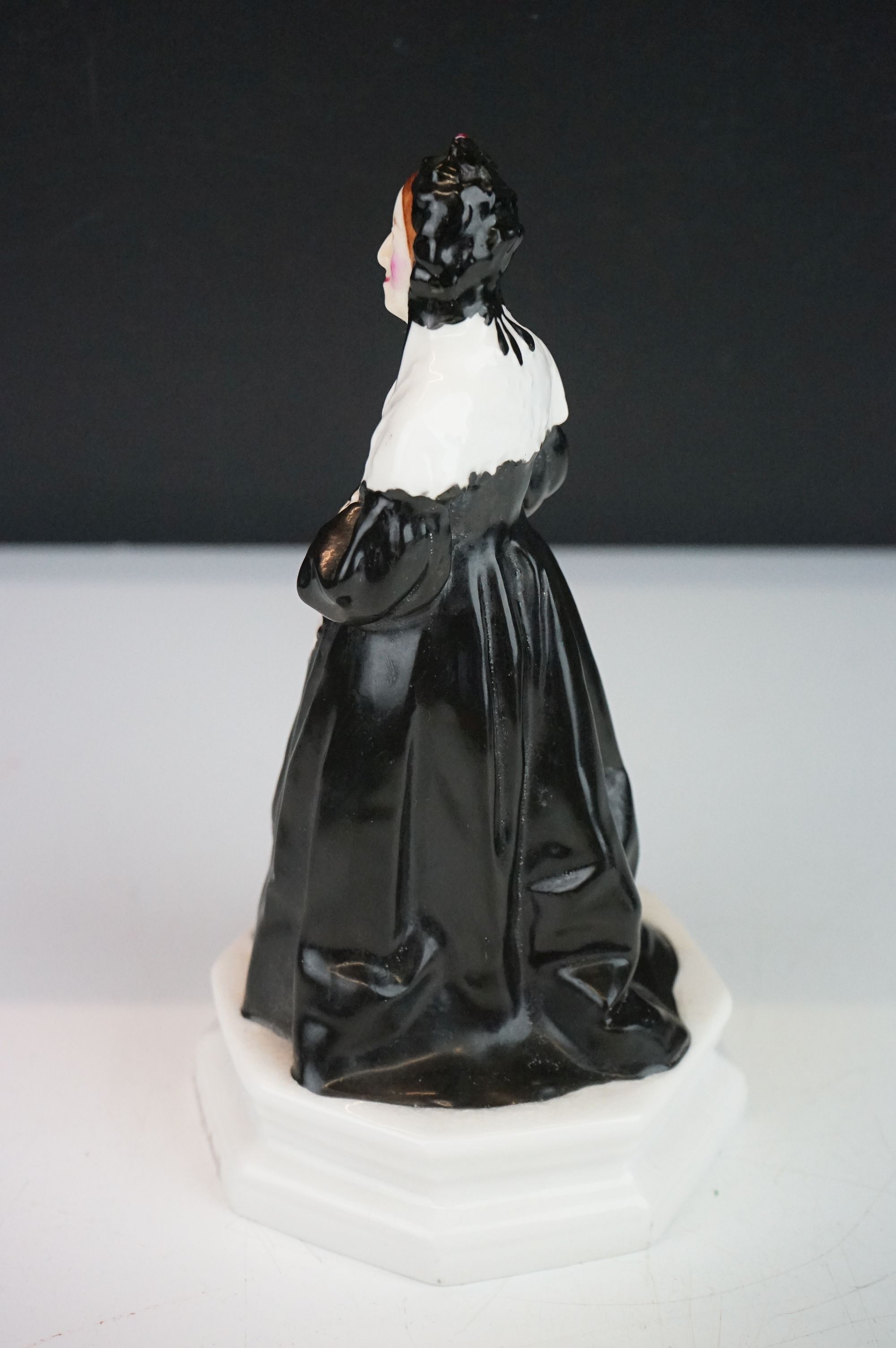 Early Royal Doulton ceramic figurine ' Mr W S Penley as Charleys Aunt ' in the form of a Victorian - Image 4 of 10
