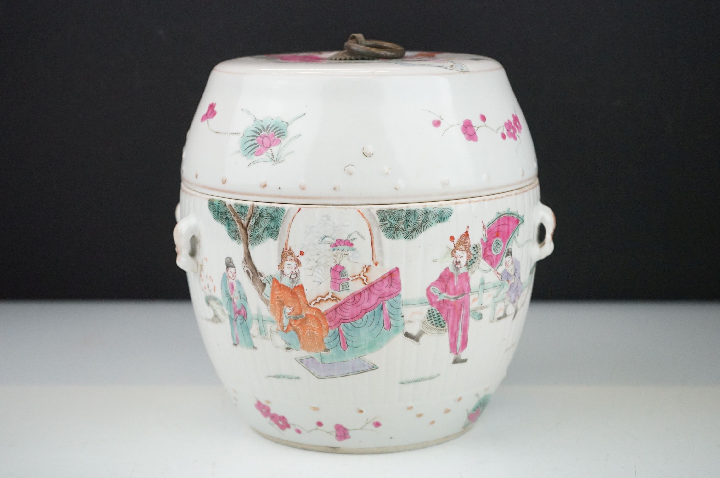 Four pieces of Chinese antique porcelain to include a famille rose tea pot depicting garden - Image 22 of 27