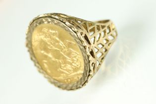 George V full sovereign coin 9ct gold ring, the coin dated 1913, ring size T