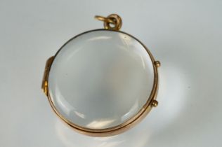 19th Century Victorian gold glass panelled locket. The locket having two polished glass panels