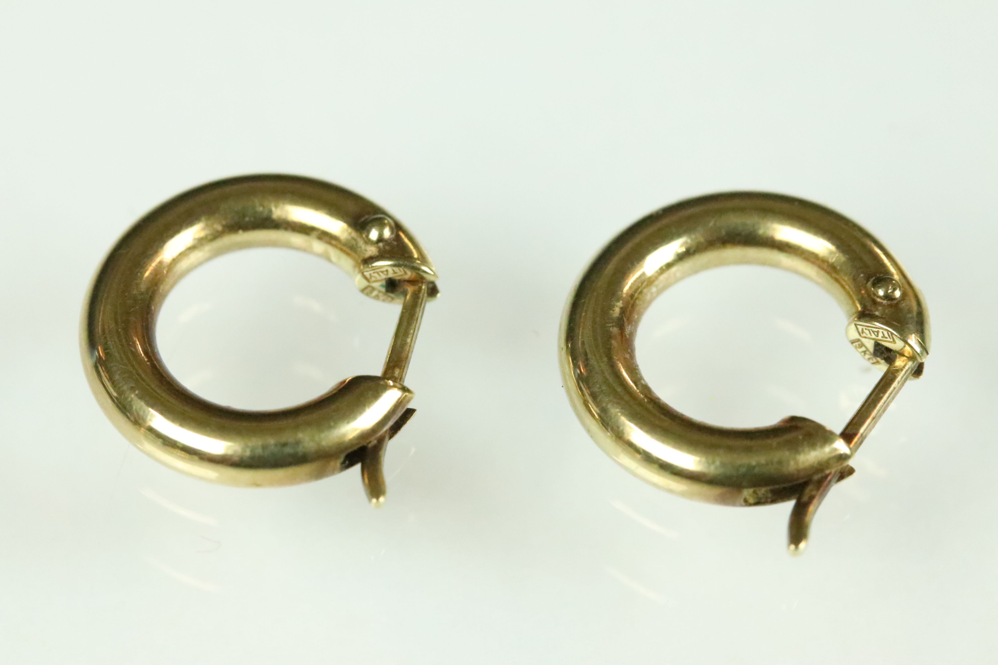 Pair of 9ct yellow gold hoop earrings, being cut zigzag decoration, diameter approx 2.5cm - Image 4 of 9
