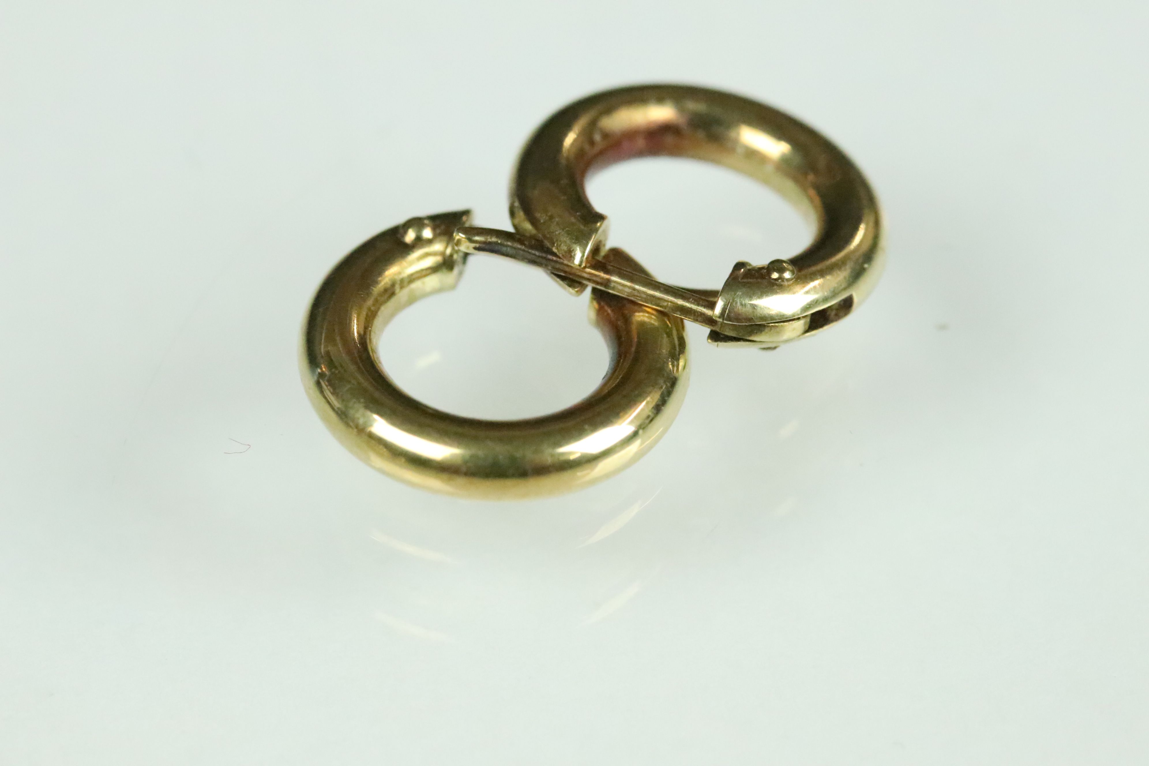 Pair of 9ct yellow gold hoop earrings, being cut zigzag decoration, diameter approx 2.5cm - Image 3 of 9