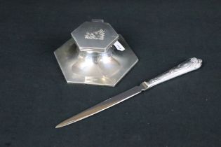 Walker & Hall hallmarked silver ink well of octagonal form having an engraved boars head to the lid.