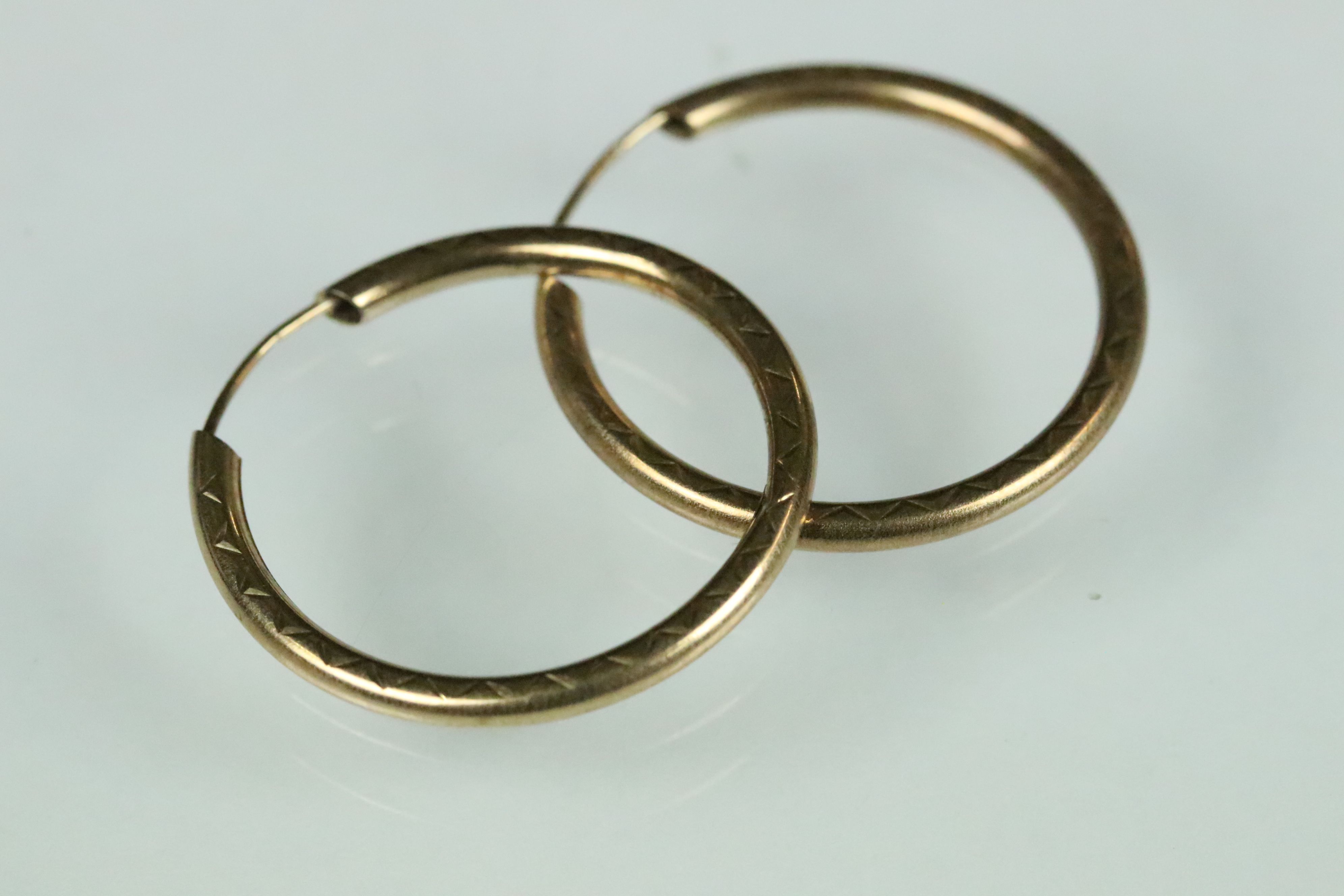 Pair of 9ct yellow gold hoop earrings, being cut zigzag decoration, diameter approx 2.5cm - Image 2 of 9