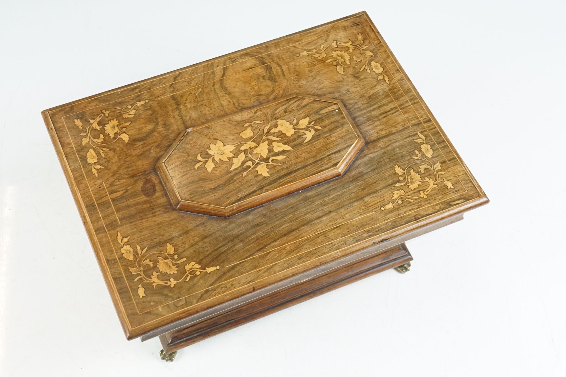 Early 20th Century satinwood inlaid casket box having a hinged lid, with tapering body raised on paw - Image 8 of 12