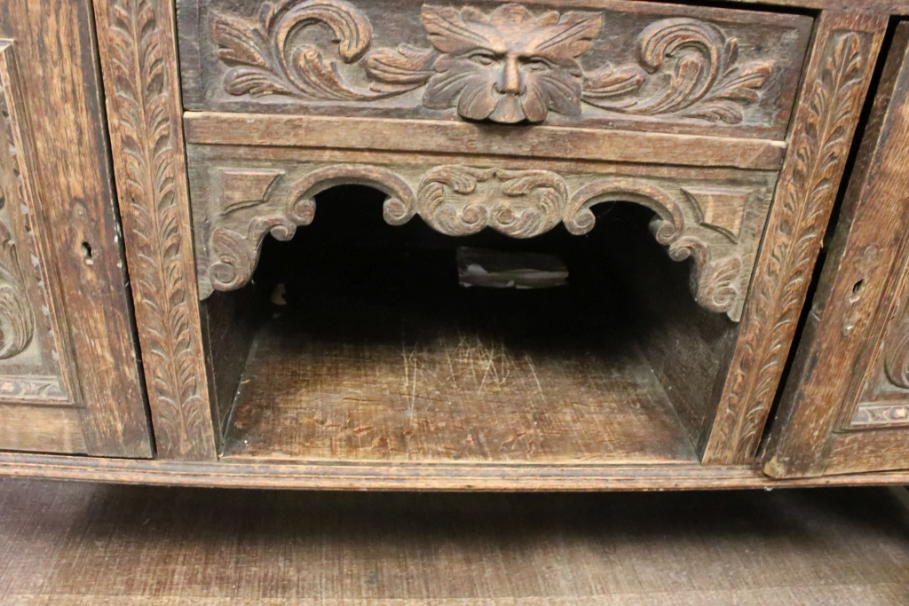 Victorian Oak Mirrored Back Sideboard, the arrangement of three drawers and two cupboard doors - Image 9 of 12