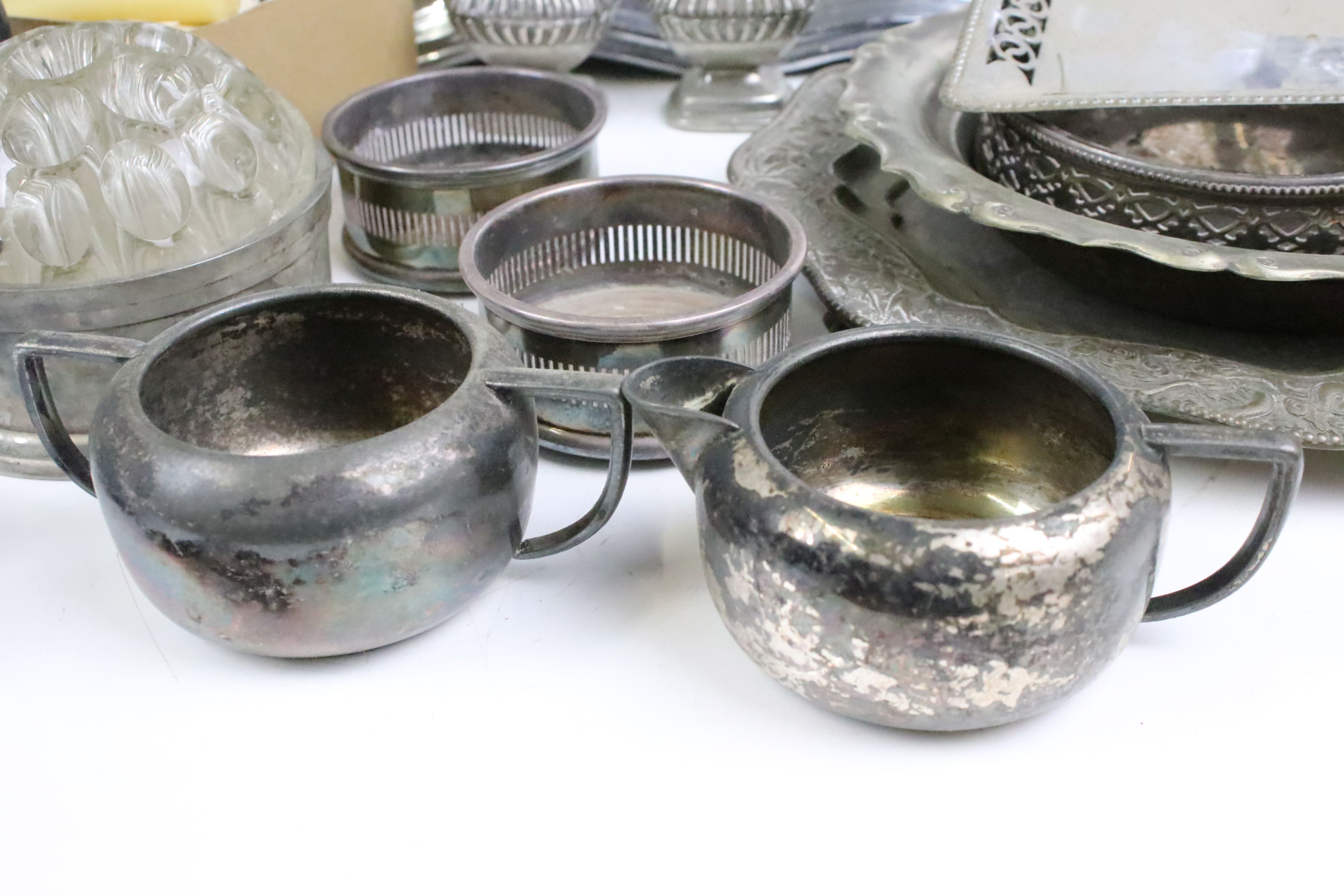 A small collection of mixed silver plate to include trays, teapot, coasters, sugar bowl, cream - Image 2 of 8