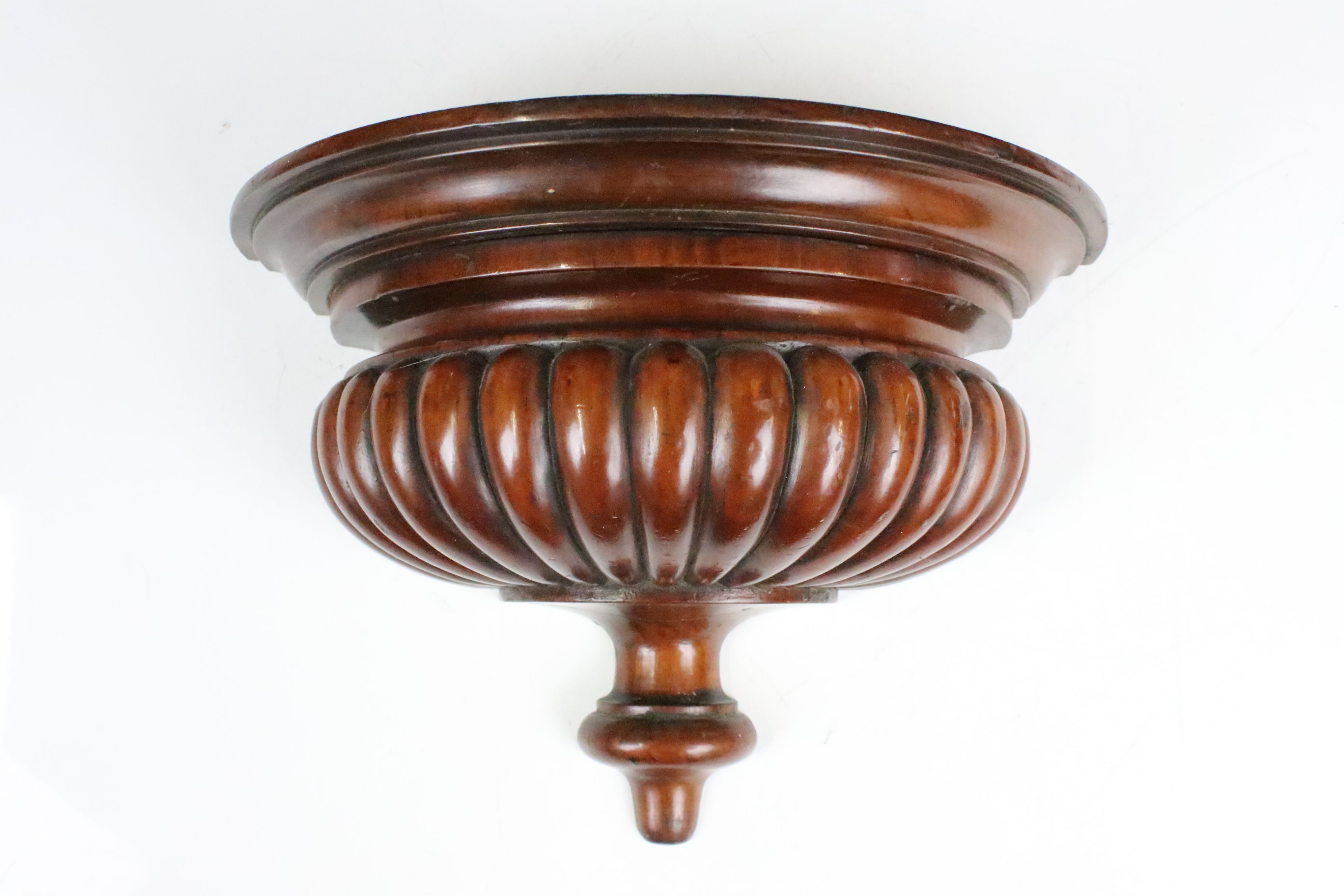 19th century carved mahogany wall bracket of gadrooned form (approx 32cm W x 22cm H) - Image 3 of 3