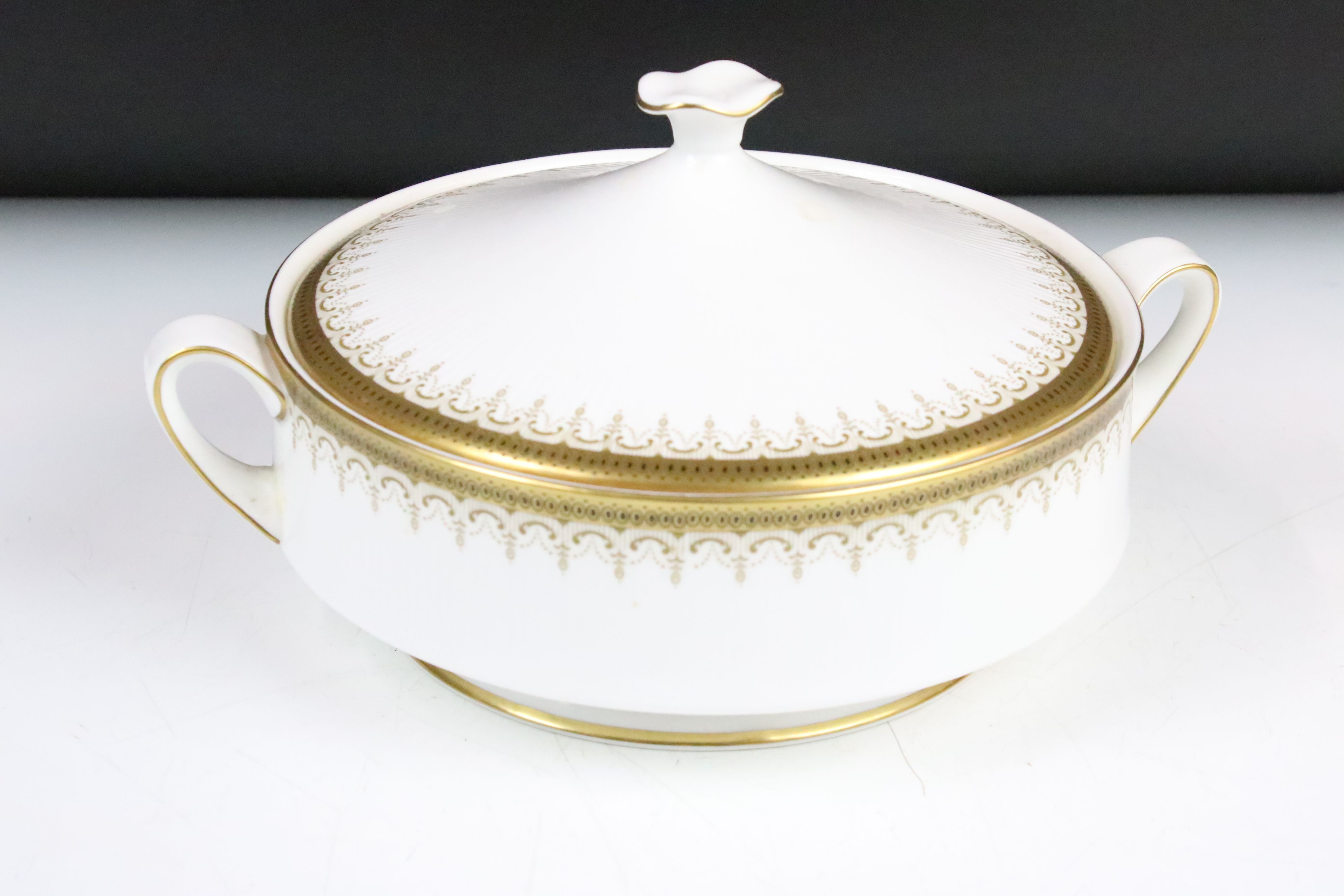 Paragon 'Athena' tea, coffee & dinner service to include 2 coffee pots & covers, teapot & cover, 2 - Image 16 of 21