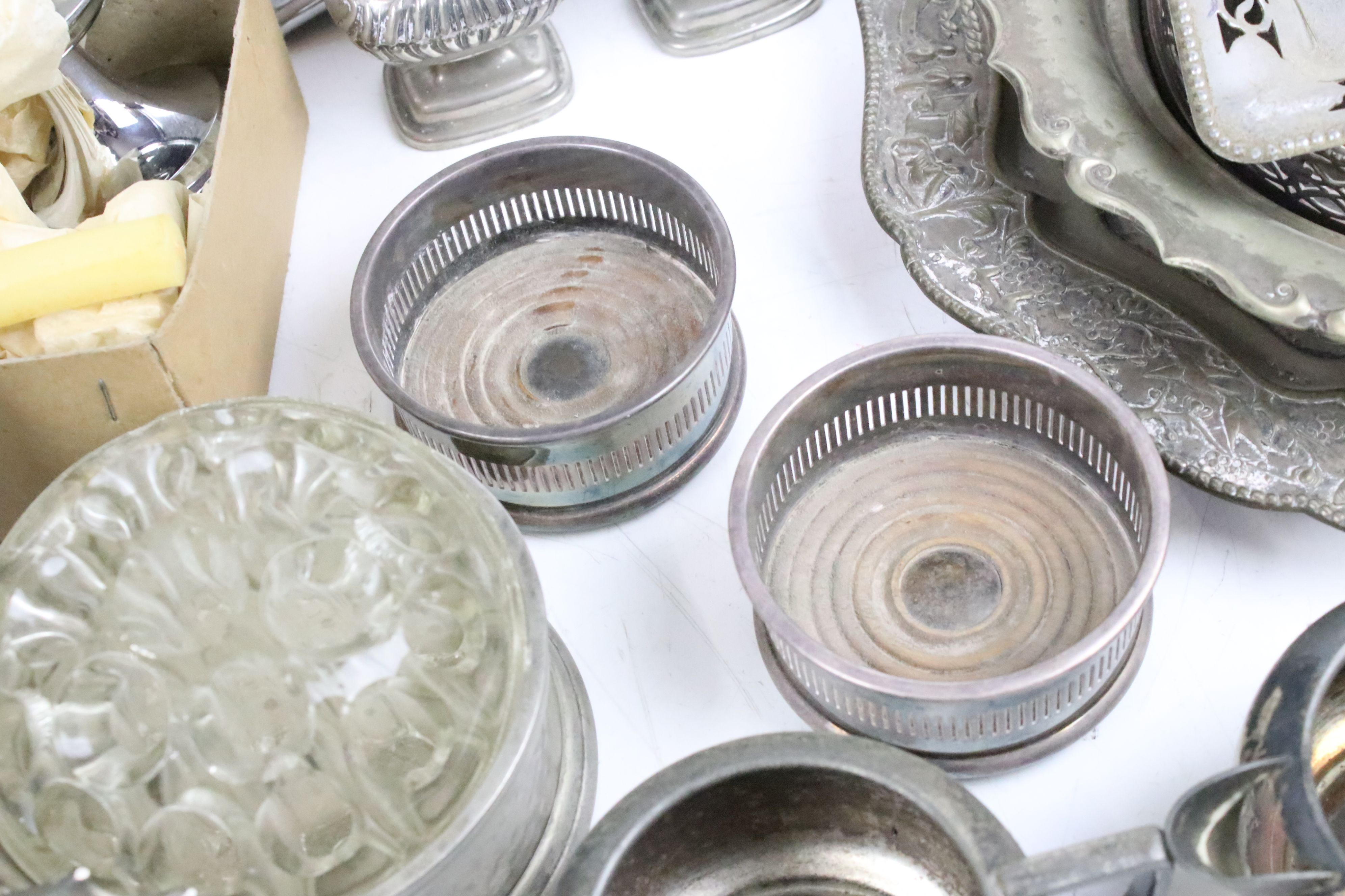 A small collection of mixed silver plate to include trays, teapot, coasters, sugar bowl, cream - Image 8 of 8