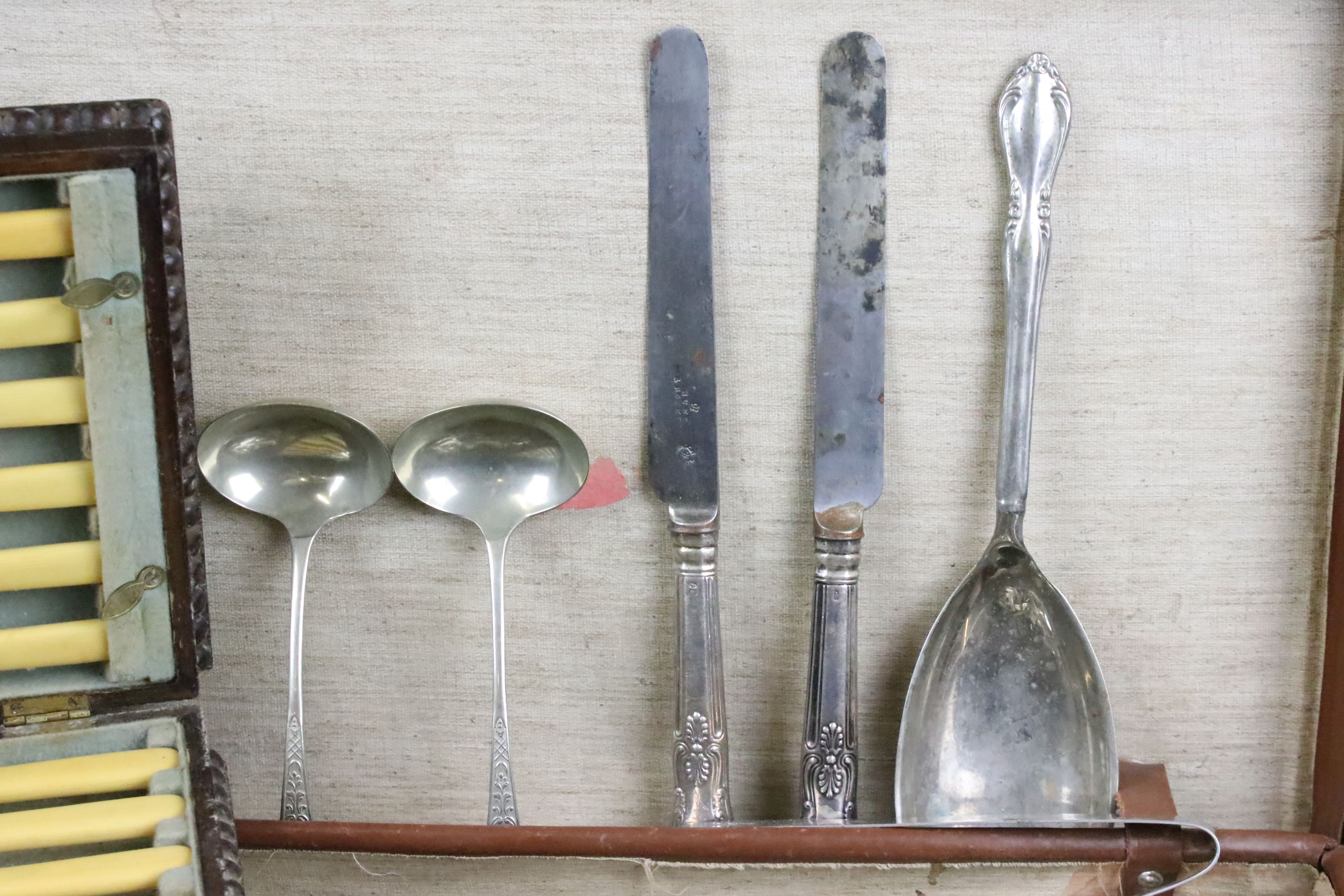 A group of mixed collectables to include mixed cutlery, boxed fish knife set and a collection of - Image 3 of 8