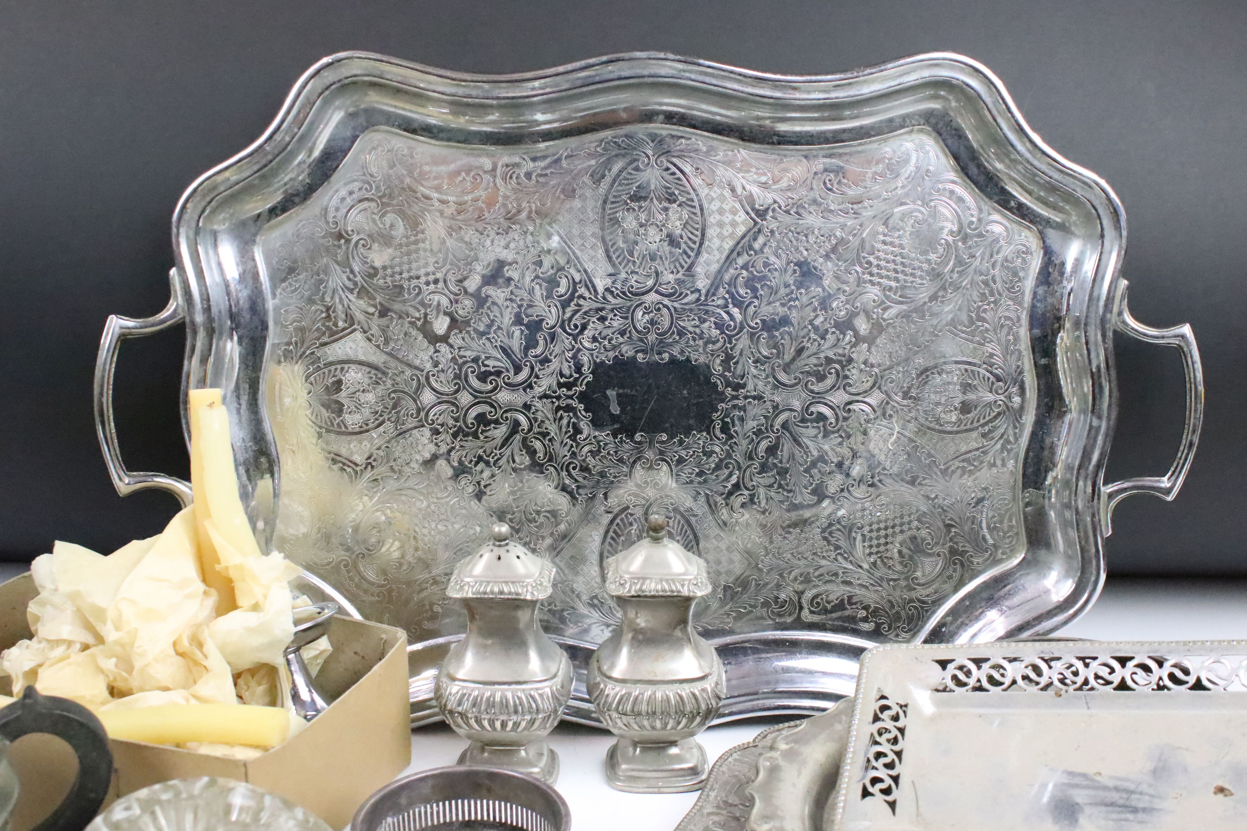 A small collection of mixed silver plate to include trays, teapot, coasters, sugar bowl, cream - Image 6 of 8