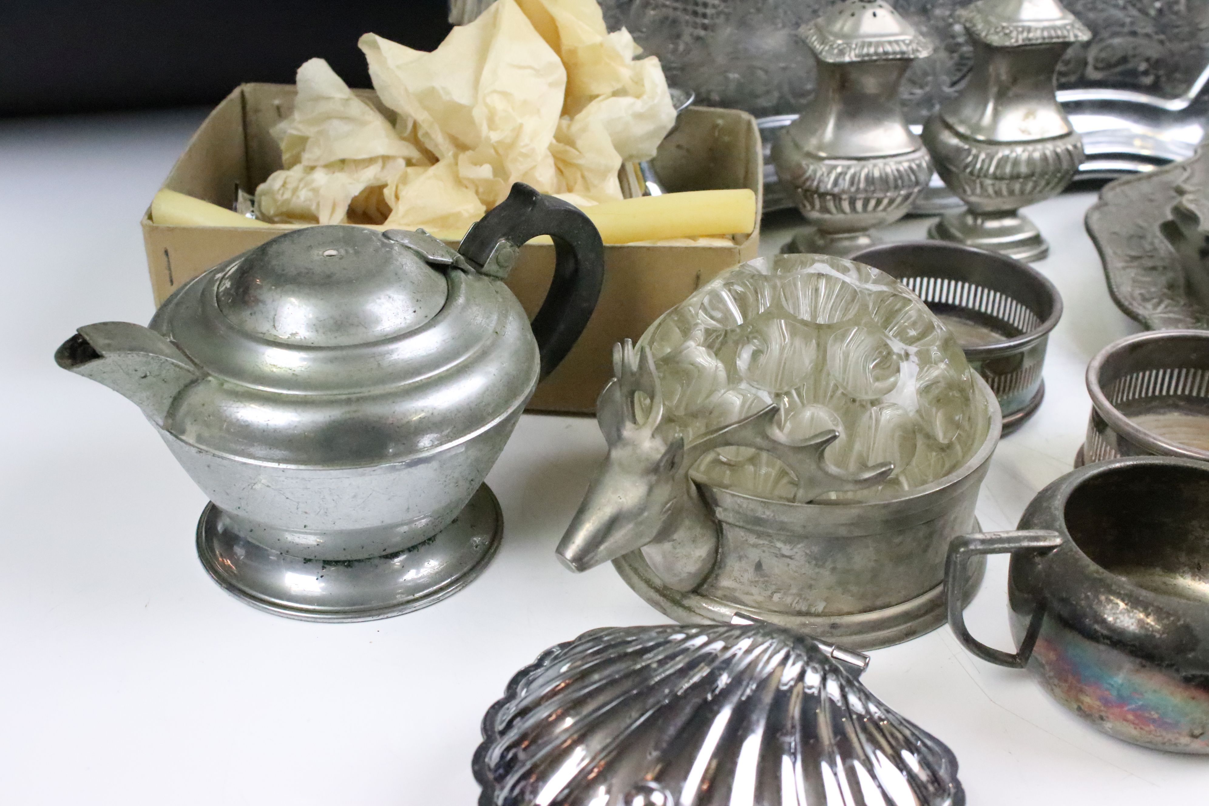 A small collection of mixed silver plate to include trays, teapot, coasters, sugar bowl, cream - Image 4 of 8