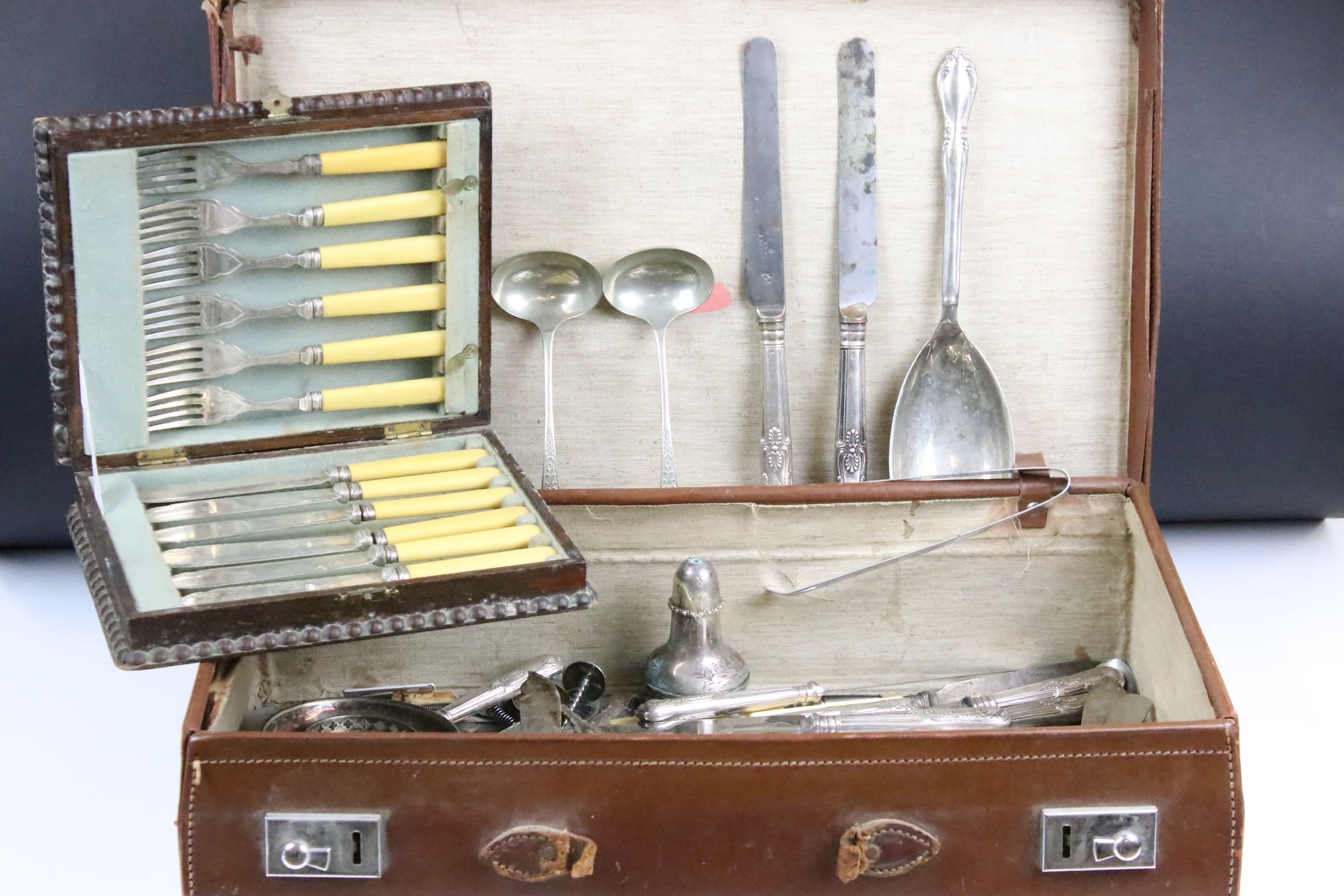 A group of mixed collectables to include mixed cutlery, boxed fish knife set and a collection of