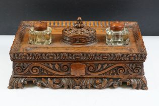 Early 20th Century Edwardian carved oak ink stand having carved foliate detailing with an armorial