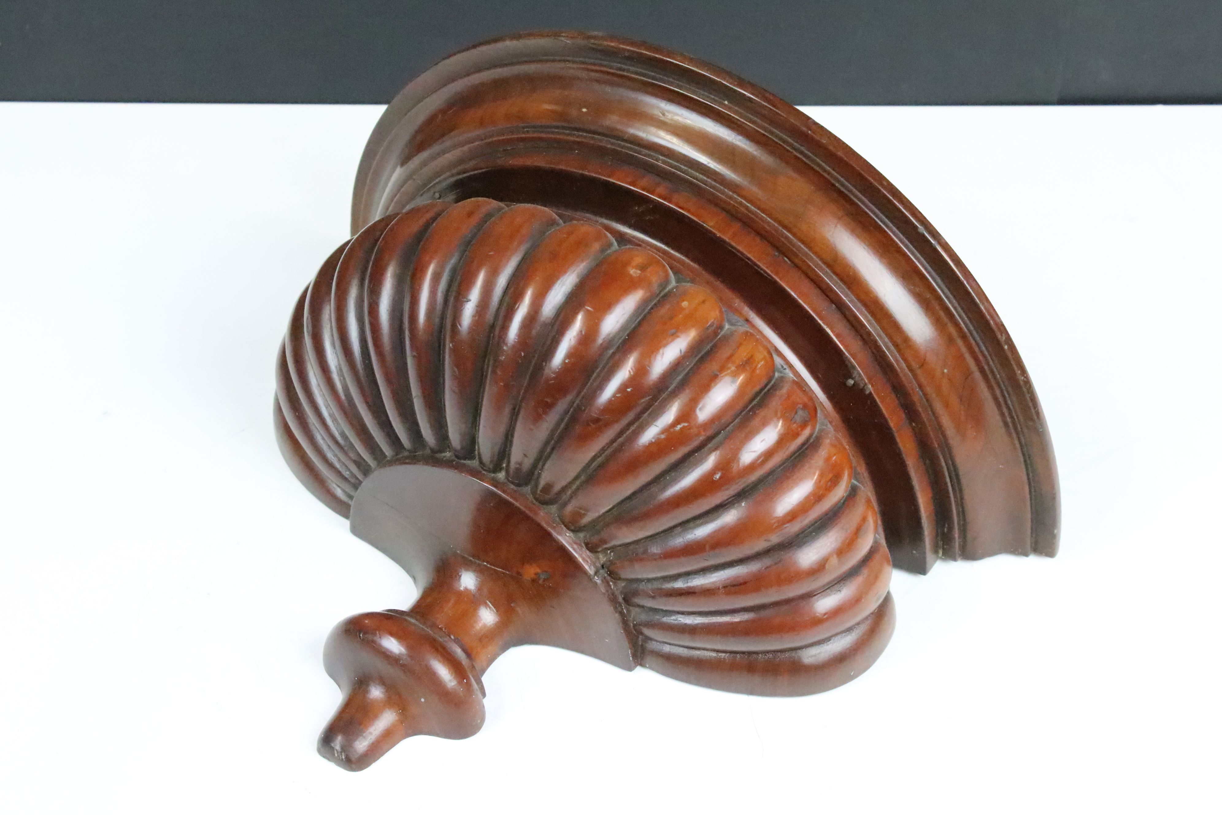 19th century carved mahogany wall bracket of gadrooned form (approx 32cm W x 22cm H)