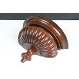 19th century carved mahogany wall bracket of gadrooned form (approx 32cm W x 22cm H)