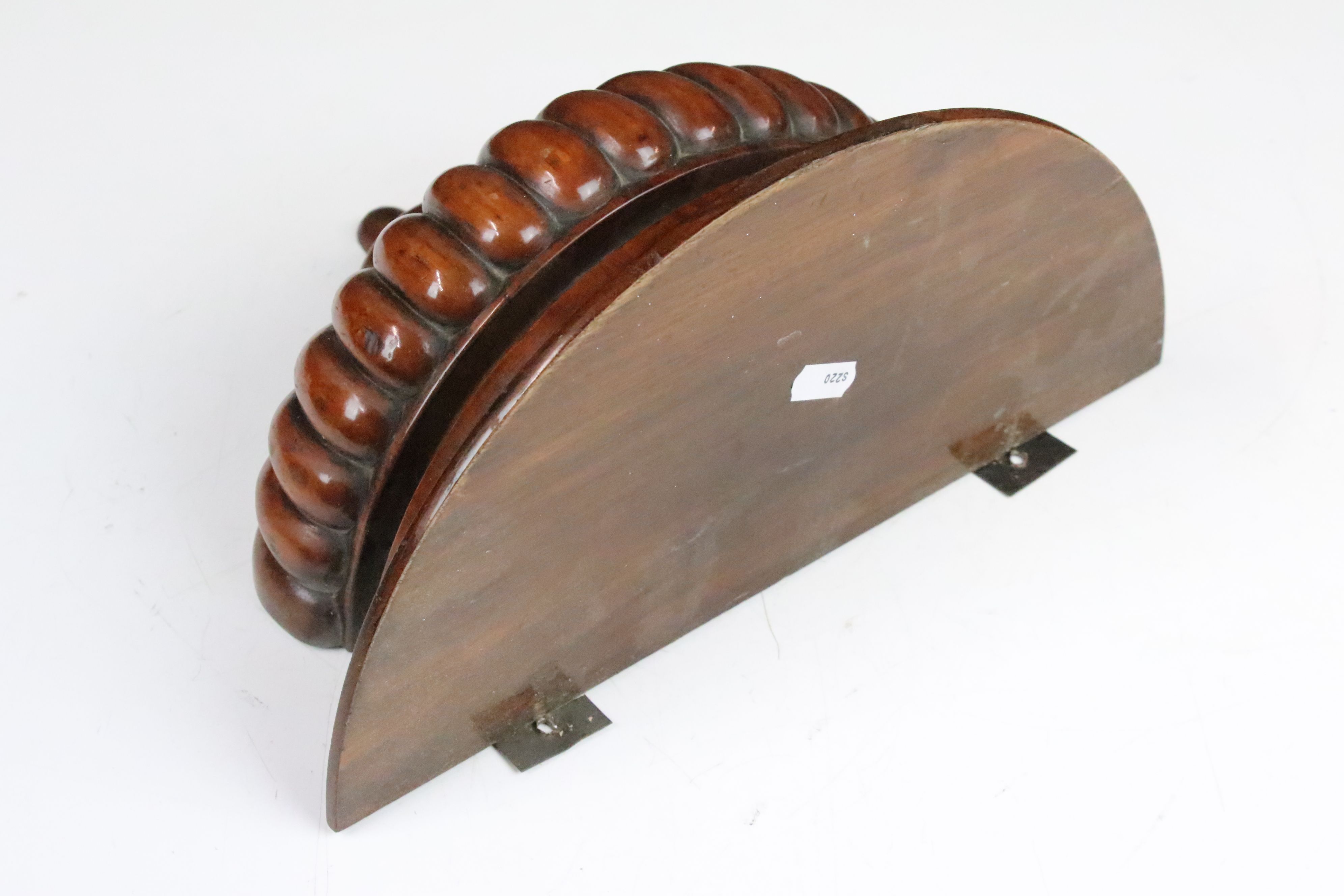 19th century carved mahogany wall bracket of gadrooned form (approx 32cm W x 22cm H) - Image 2 of 3