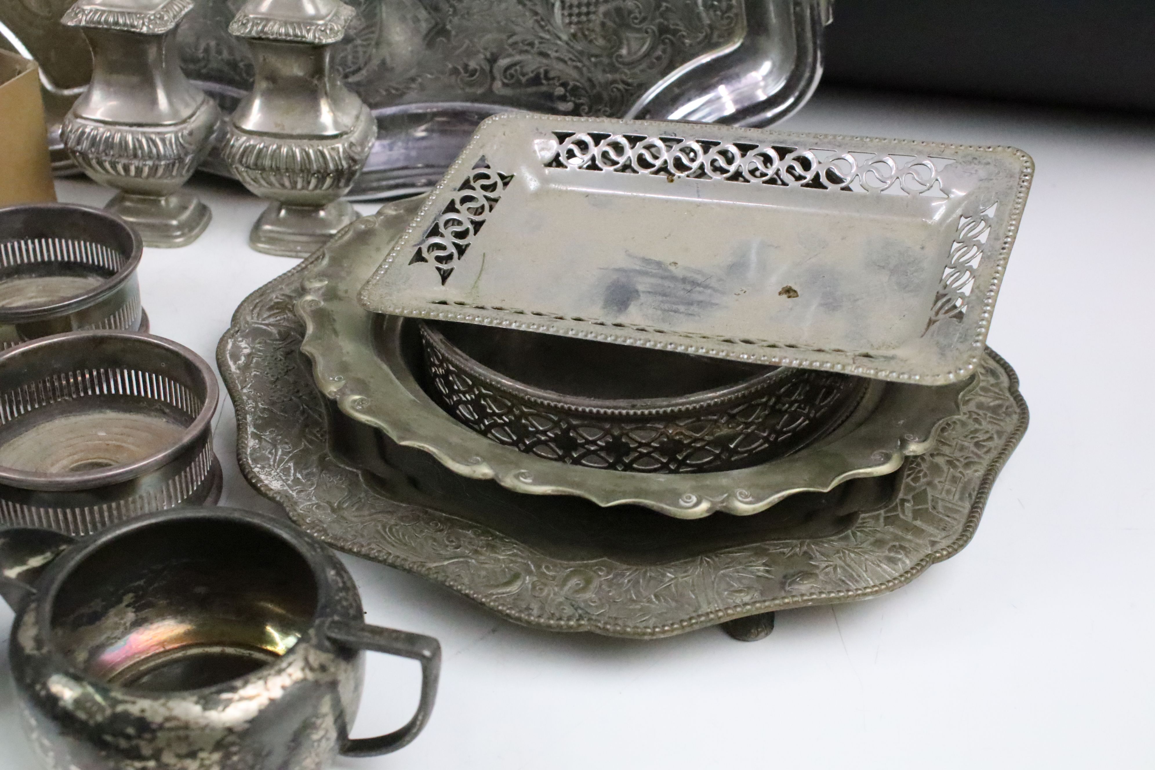 A small collection of mixed silver plate to include trays, teapot, coasters, sugar bowl, cream - Image 5 of 8