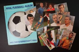 Football Memorabilia - Aral Fussball Album Weltmeisterschaft 1966 (contains two cards stuck in one