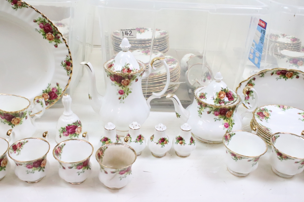 Royal Albert 'Old Country Roses' tea, coffee & dinner service to include 2 serving platters, 10 - Image 4 of 13