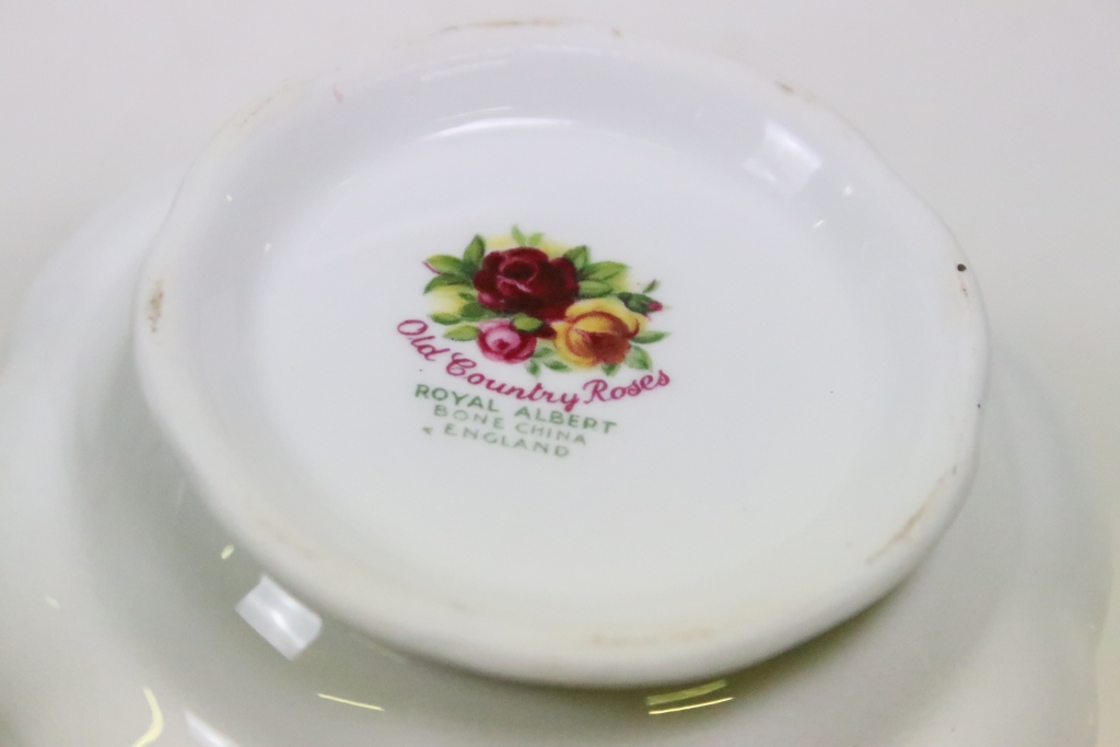 Royal Albert 'Old Country Roses' tea, coffee & dinner service to include 2 serving platters, 10 - Image 11 of 13