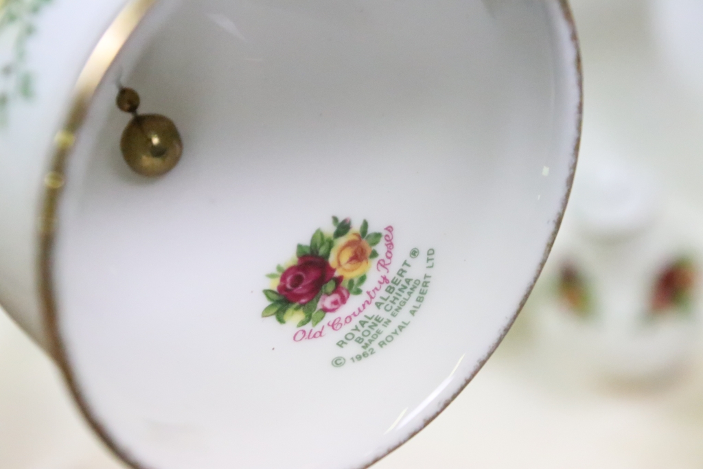 Royal Albert 'Old Country Roses' tea, coffee & dinner service to include 2 serving platters, 10 - Image 13 of 13