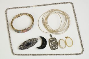 A small collection of jewellery to include a hallmarked 9ct gold locket pendant , 925 sterling