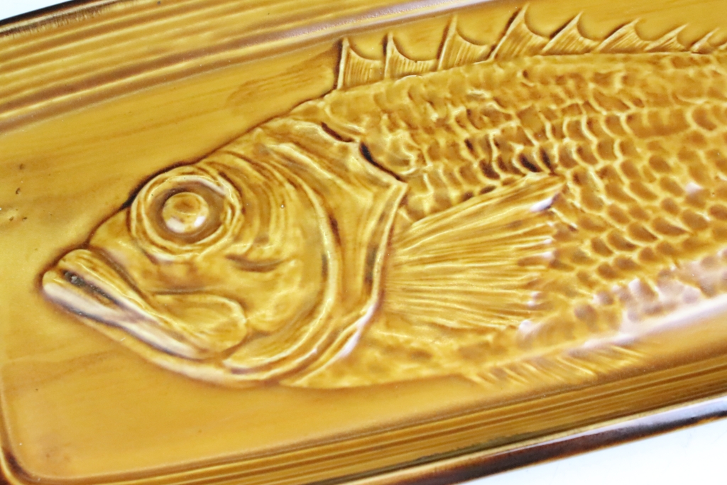 French ceramic fish serving dish of rectangular form, twin-handled, with relief moulded fish - Image 3 of 4