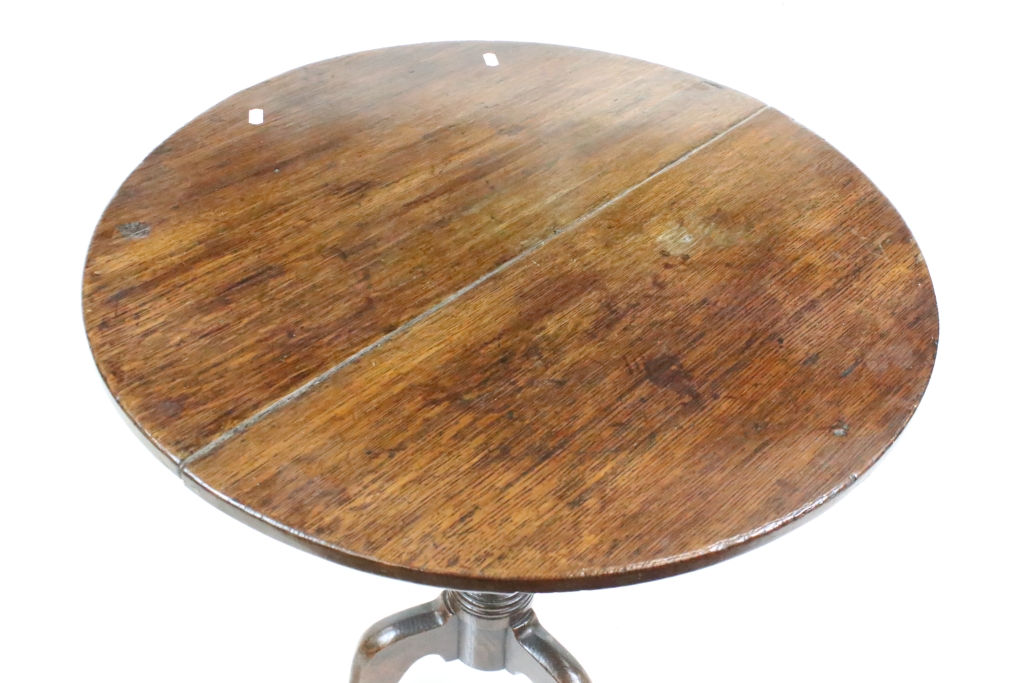 George III Oak Circular Tilt Top Supper Table raised on a turned pedestal column and three out-swept - Image 2 of 5