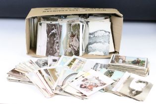 A large collection of mainly early 20th century postcards to include real photo and printed