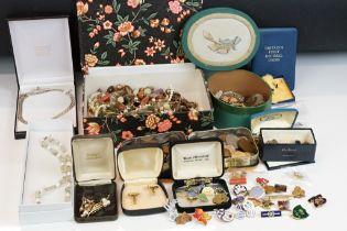 A collection of mainly vintage costume jewellery to include gold & silver examples including a 9ct