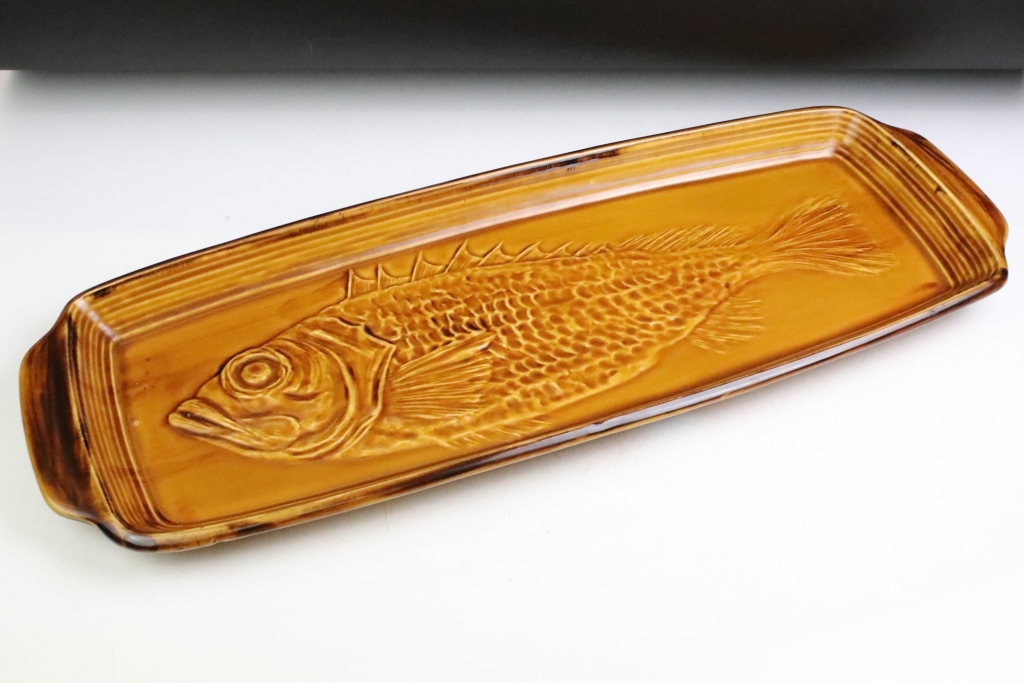French ceramic fish serving dish of rectangular form, twin-handled, with relief moulded fish - Image 2 of 4