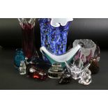Collection of mixed 20th century glassware to include a Flygsfors Coquille glass vase (signed), a