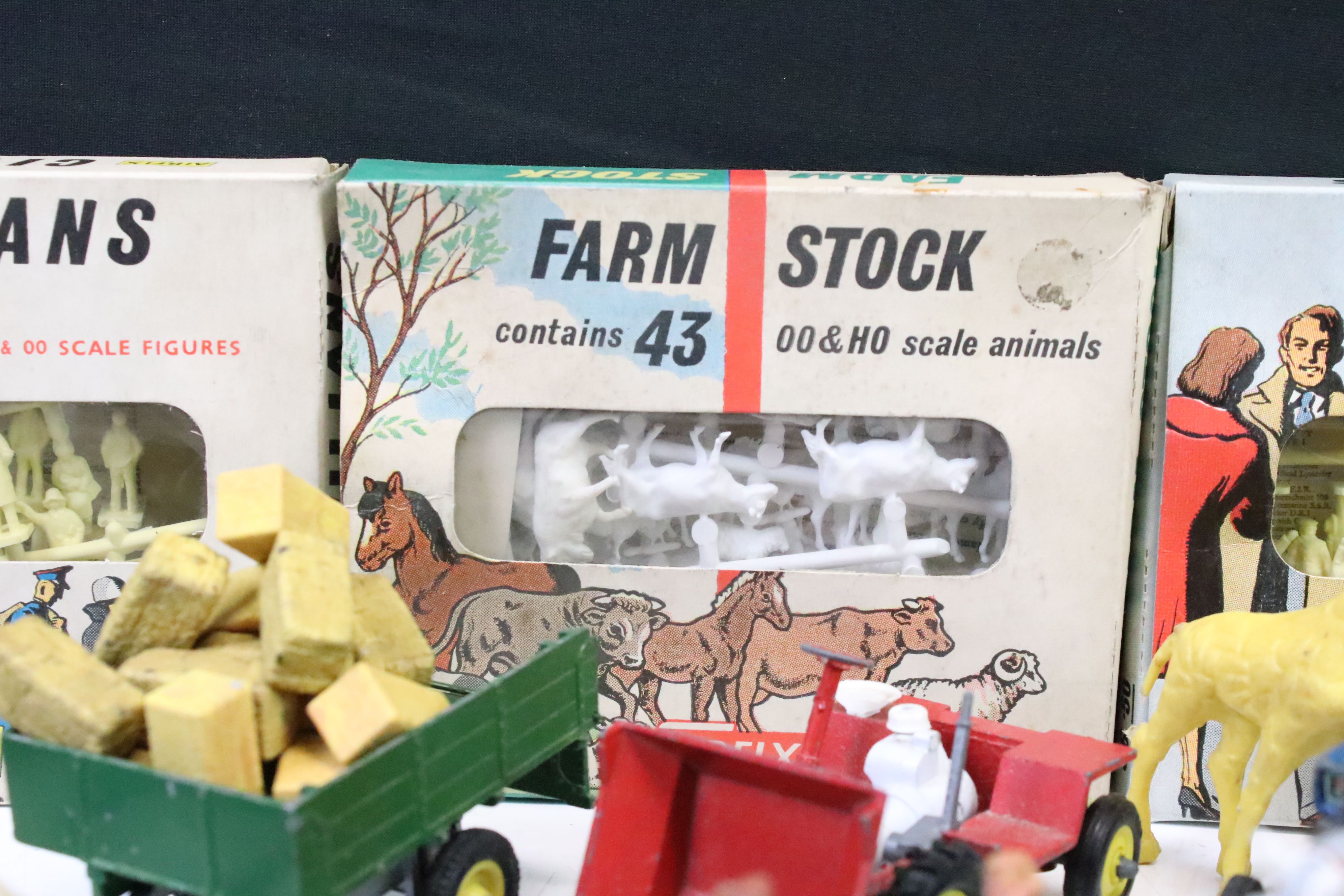 Collection of Britains plastic and diecast farming figures, models and accessories plus 4 x boxed - Image 18 of 20