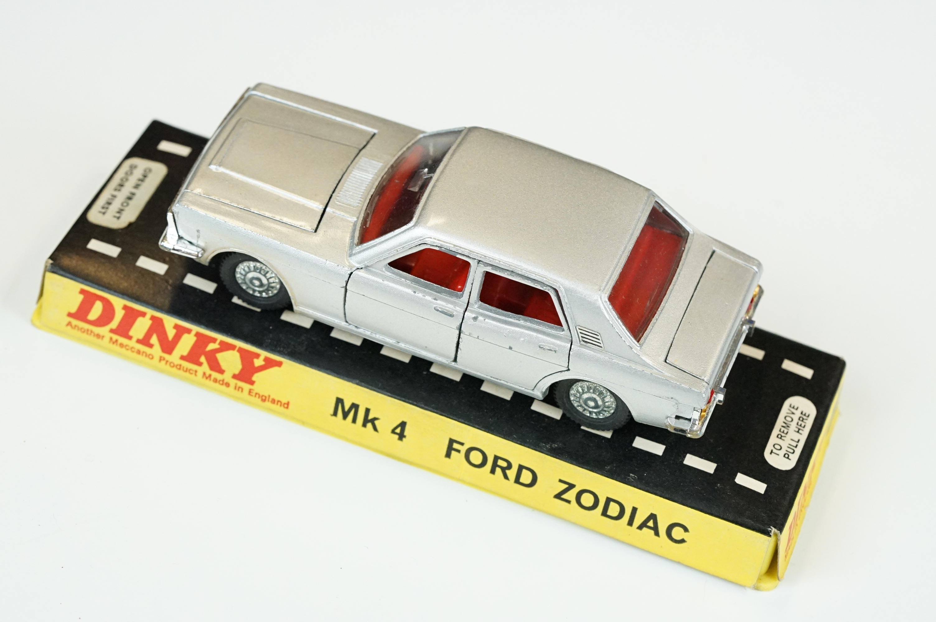 Two cased Dinky diecast models to include 164 Mk 4 Ford Zodiac & 215 Ford G.T. Racing Car (diecast - Image 23 of 23