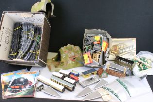 Quantity of OO gauge model railway to include 6 x items of rolling stock, various track, tunnels,