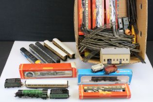 Collection of OO gauge model railway to include 2 x boxed locomotives (Hornby GWR King Class King