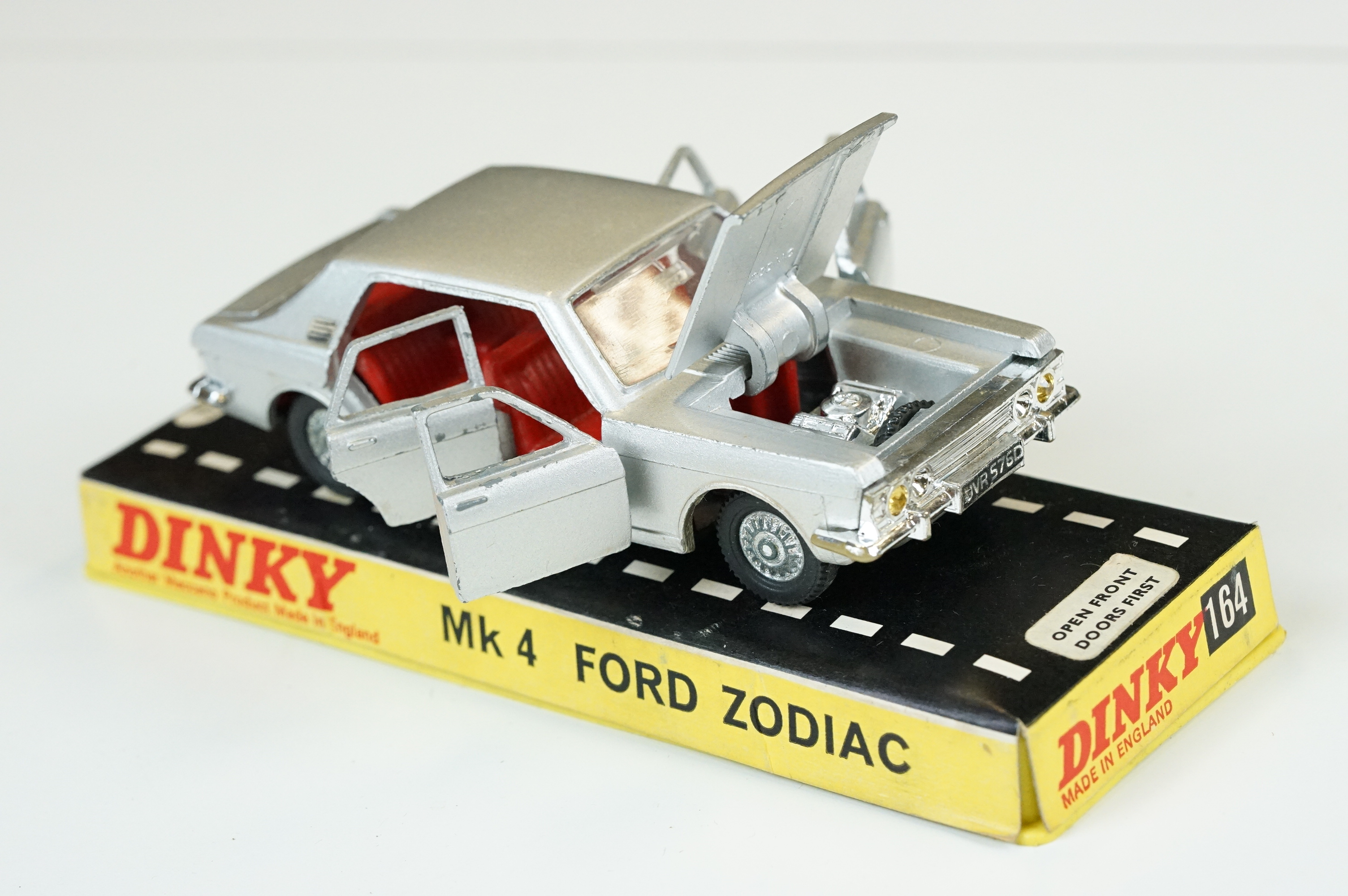 Two cased Dinky diecast models to include 164 Mk 4 Ford Zodiac & 215 Ford G.T. Racing Car (diecast - Image 21 of 23