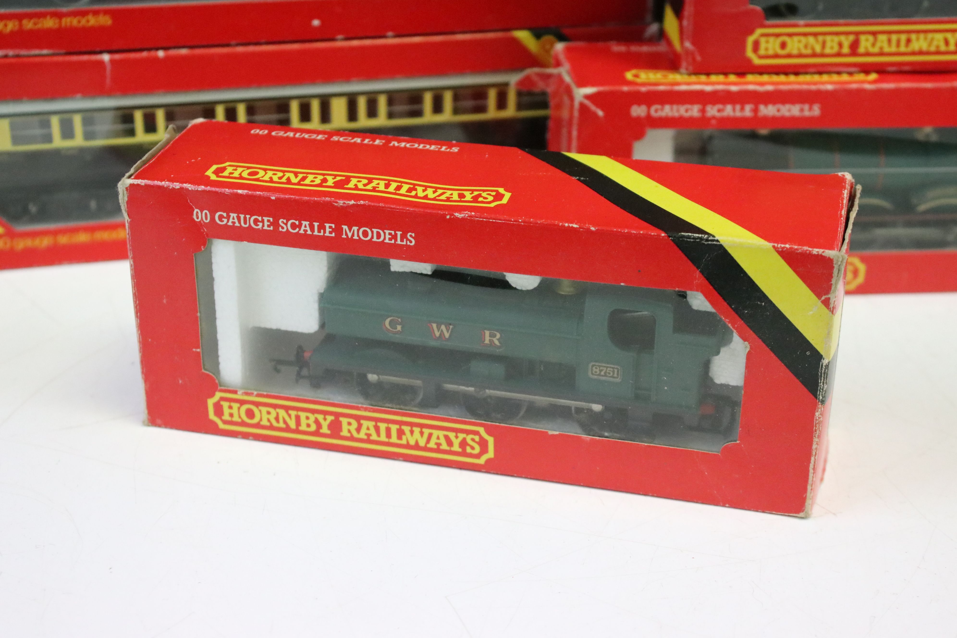 Group of OO gauge model railway to include boxed Hornby R761 GWR Kneller Hall locomotive, boxed - Image 5 of 14