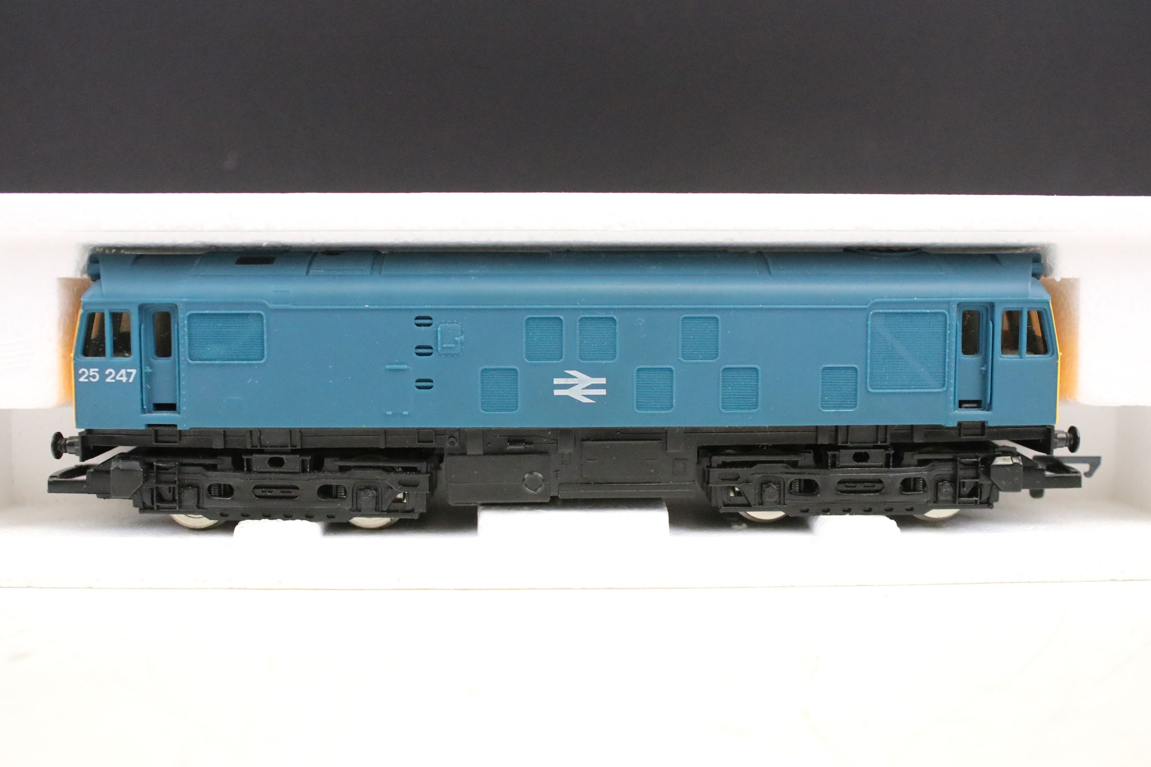 Six boxed Hornby OO gauge locomotives to include 2 z R068 BR Class 25 Diesel Blue, R069 HST Power/ - Image 9 of 10