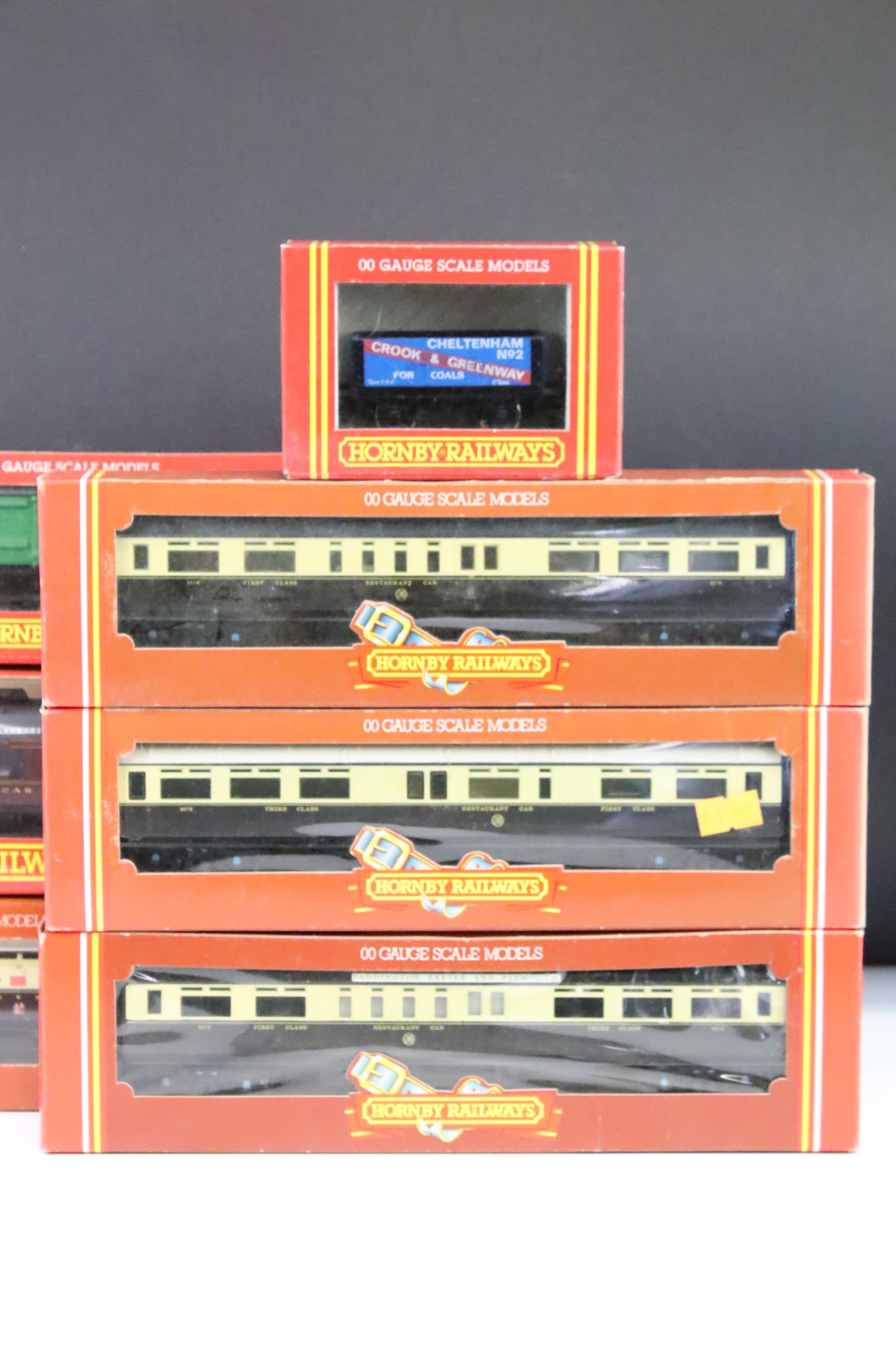 17 Boxed Hornby OO gauge items of rolling stock to include R4095 LMS 68ft Dining Car 235, R440 GWR - Image 6 of 7