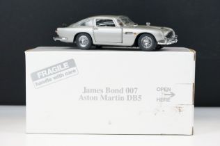 Boxed Franklin Mint 1/24 James Bond 007 Aston Martin DB5 diecast model, with paperwork, ex