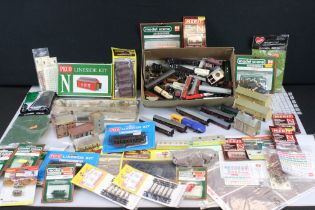 Collection of boxed, carded and unboxed N gauge trackside and scenery accessories to include