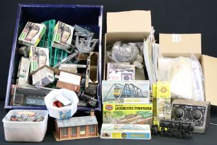 Quantity of OO gauge model railway to include rolling stock, boxed kits, track, built trackside