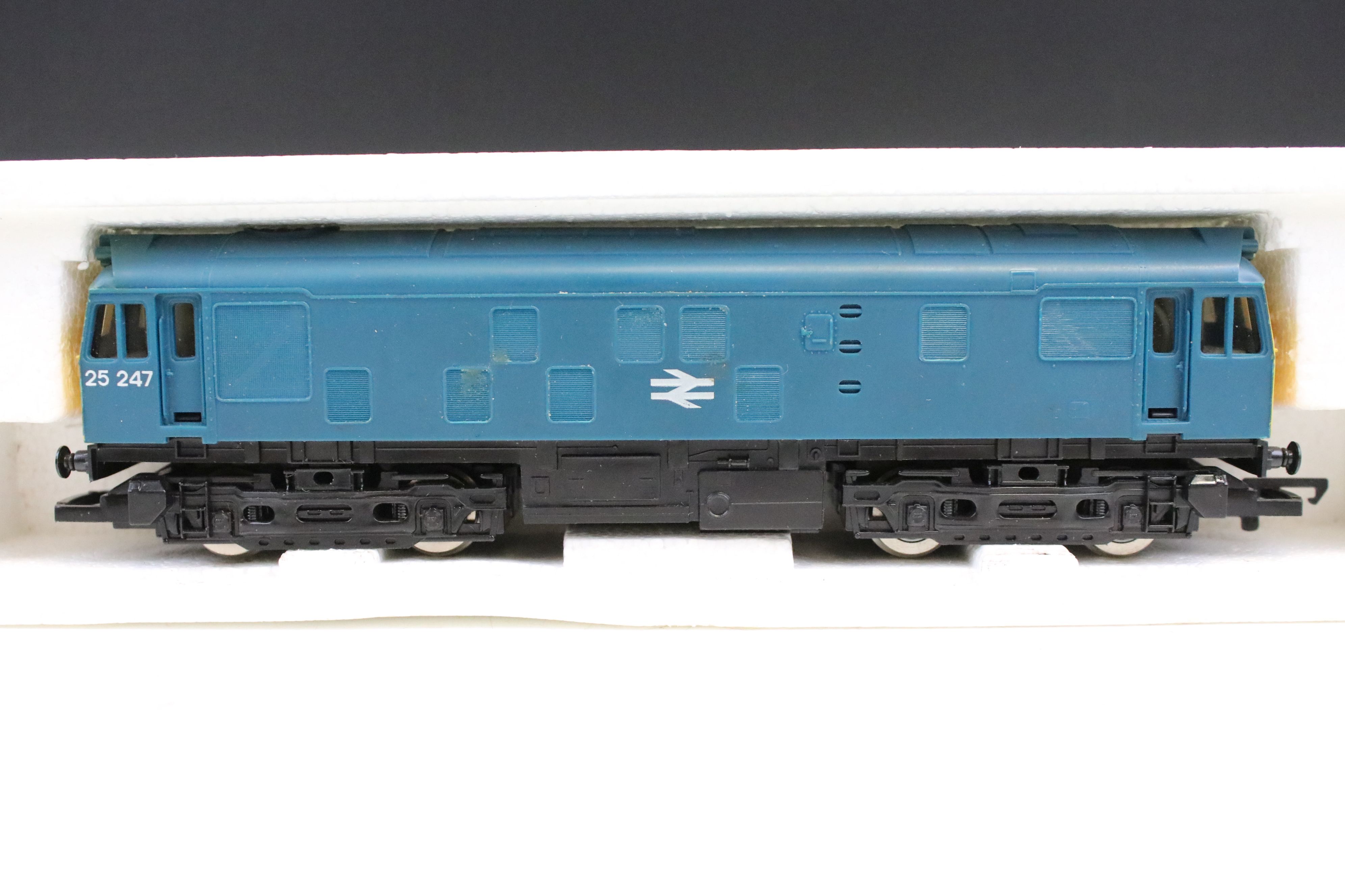 Six boxed Hornby OO gauge locomotives to include 2 z R068 BR Class 25 Diesel Blue, R069 HST Power/ - Image 8 of 10