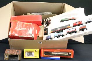 Quantity of OO gauge model railway to include Hornby Railfreight locomotive with 8 x items of