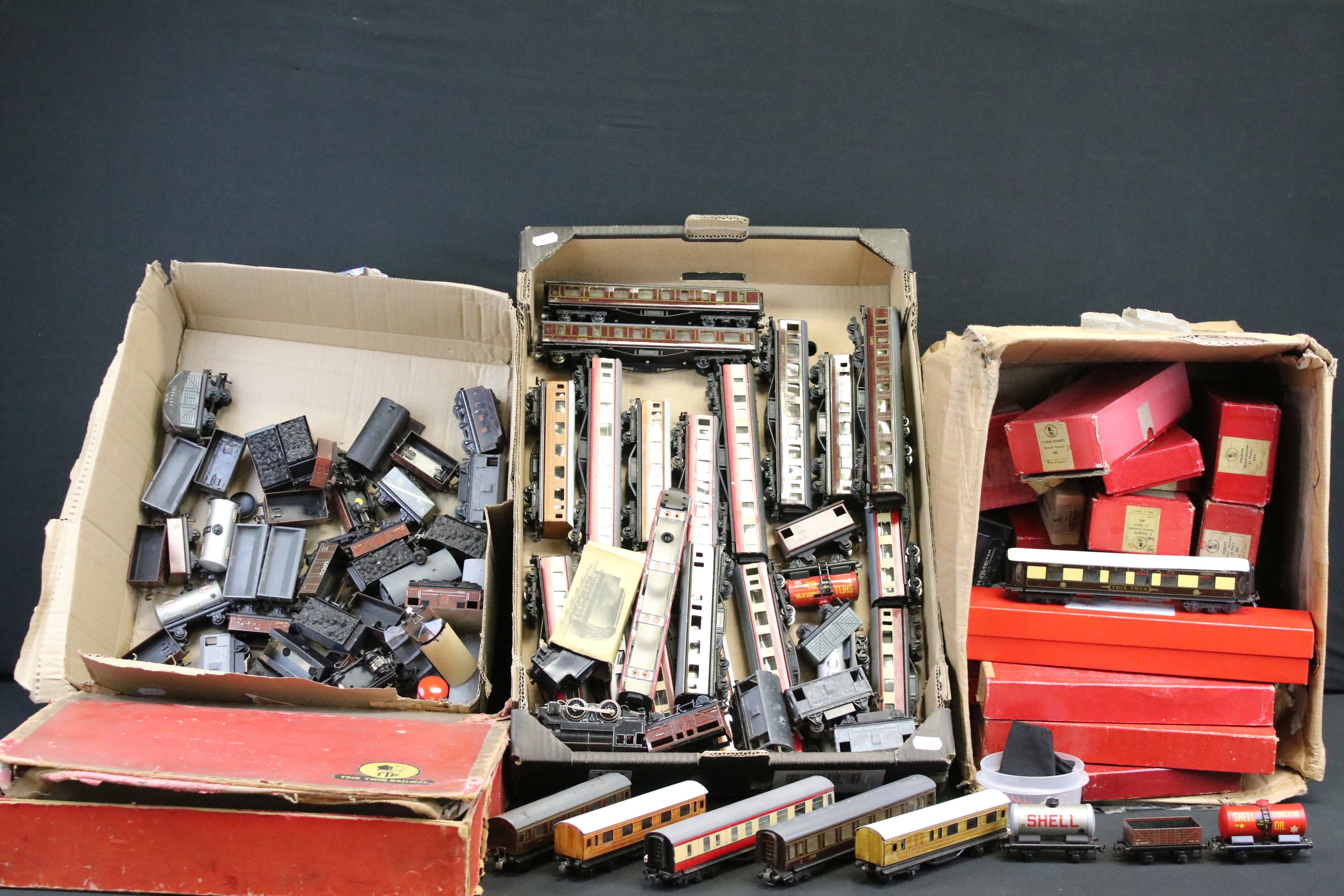 Quantity of TTR model railway to include over 70 unboxed items of rolling stock featuring coaches,